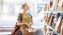 Mulher com cesta na mão escolhendo produto no mercado