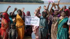 प्रदर्शन करते ग्रामीण