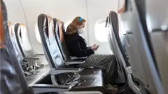 አንዲት መንገደኛ አውሮፕላን ውስጥ