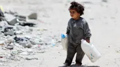 Палестинська дівчинка несе воду