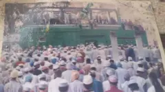 ভেঙে ফেলা মসজিদে নামাজ পড়ার একটি পুরনো ফটোগ্রাফ