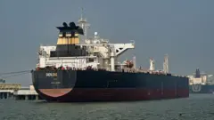 Navio petroleiro atracado