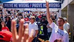 Aktivis sayap kanan AS, Charlie Kirk, saat tiba di Utah Valley University di Orem, Utah, pada 10 September 2025, beberapa saat sebelum kematiannya. 