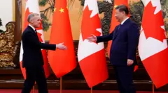 O primeiro-ministro do Canadá, Mark Carney, caminha em direção ao presidente da China, Xi Jinping, no Grande Salão do Povo, em Pequim, na China, em 16 de janeiro de 2026