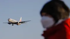 Женщина в маске и самолет