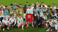 Cristiano Ronaldo sostiene en alto la camiseta '21' de Diogo Jota para Portugal