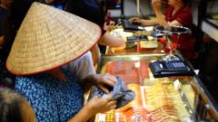 Nhiều người Việt Nam muốn tích trữ vàng như một cách đảm bảo tài sản trước tình hình kinh tế vĩ mô nhiều biến động. Ảnh: Một cửa hàng kinh doanh vàng tại Hà Nội