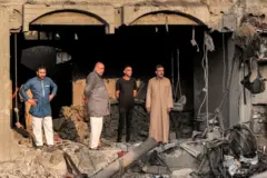 فلسطينيون عائدون إلى أنقاض البيوت