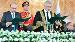 पाकिस्तान के राष्ट्रपति आसिफ़ अली ज़रदारी और चीफ़ जस्टिस क़ाज़ी फ़ैज़ ईसा 