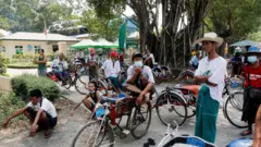 အစားအသောက်ဝေမှာကို စောင့်နေသူတွေ