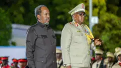 ፕረዚደንት ሓሰን ሸኽ ማሕሙድ ወተሃደራዊ ምርኢት ሰራዊቱ እናተዓዘበ