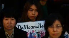 시위중인 여성들의 모습