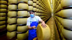 Хорошие новости для любителей пармезана в США. Из-за пошлин Трампа он подорожал на $5 за кило, а теперь должен подешеветь