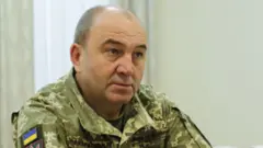 Генерал Иван Гаврилюк в военной форме с украинским флагом на рукаве