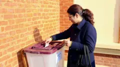 काठमाण्डूमा आयोजित एक नमूना मतदानमा भोट खसाल्दै एक महिला