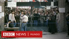 Un grupo de estudiantes iraníes tomó como rehenes a 66 diplomáticos y ciudadanos de EE.UU en la embajada estadounidense de Teherán el 4 de noviembre de 1979.