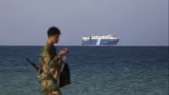 ባሕር ዳርቻ የቆመ ወታደር 