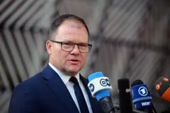 Carsten Schneider dando entrevista coletiva 