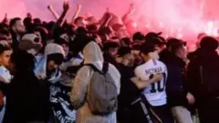 اجتمع مشجعو باريس سان جيرمان خارج ملعب بارك دي برينس في مارس/آذار،
