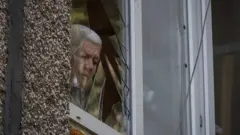 Жінка у вікні Донбас