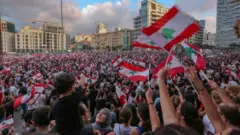 عشرات آلاف اللبنانيين في مظاهرة أمام القصر الحكومة في بيروت.