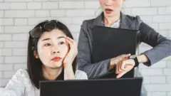 Perempuan bermotivasi dan rekannya yang sedang melamun