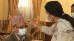 राष्ट्रपति विद्यादेवी भण्डारी शनिबार राष्ट्रपति निवास, शितल निवासमा भाई डेगेन्द्र पाण्डेलाई भाईटीका लगाइदिँदै।