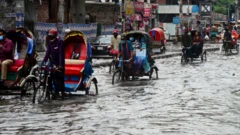 Des véhicules tentent de circuler dans les rues après une forte averse à Dhaka, au Bangladesh.