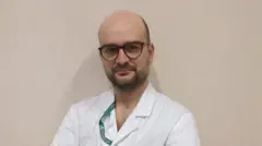 El doctor Antonio Messina trabaja en el pabellón de cuidados intensivos del hospital IRCCS Humanitas de Milán, en Italia.