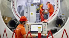 2020年10月工人在江蘇省一家風能發電機製造廠工作。