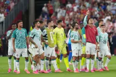 ronaldo ve takım arkadaşları galibiyet sevinci yaşıyor. Ronaldo sağ elini gökyüzüne uzatıyor. 
