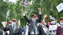 दुई वर्षअघि विभिन्न माग राखेर अनशनरत आफ्ना साथीहरूको समर्थनमा लन्डनमा जुलुस निकाल्दै भूतपूर्व ब्रिटिश गोर्खाहरू 