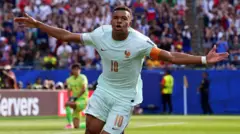 O francês Kylian Mbappé comemora um gol da França na vitória contra o Marrocos, em Boston, no dia 9 de julho, com o goleiro marroquino Bonou observando ao fundo
