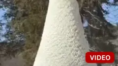 காற்றில் உறைந்த தண்ணீர்