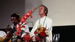 O psicólogo americano Timothy Leary, participando de uma conferência