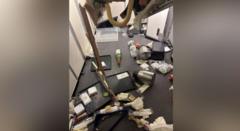 Alimentos y bebidas, incluidas teteras, en el suelo del avión después de sufrir turbulencias.