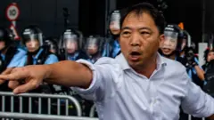 香港反修例示威期間胡志偉在立法會大樓前警察防線外與防暴警察和示威者交涉（12/6/2019）