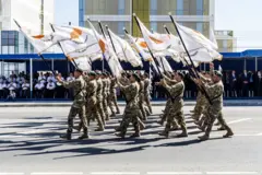 Kıbrıs Cumhuriyeti'nin Bağımsızlık Günü olan 1 Ekim'de Lefkoşa'da yapılan askeri geçit töreninde Kıbrıs bayrağı taşıyan askerler.