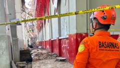 jalanan-aspal-sampai-bergoyang-gempa-76-guncang-sulawesi-utara-dan-maluku-utara