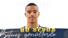 Greenwood fenerbahçe formasıyla, elinde de "bu sevda bitmez" yazan fenerbahçe atkısı var. 