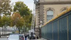 La escalera mecánica extendida hasta un balcón exterior de la Galería de Apolo del Louvre.