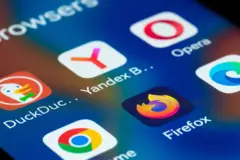 Tela de celular com ícones de diversos navegadores da Web