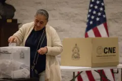 Una mujer votando en un colegio de votación en EE.UU.