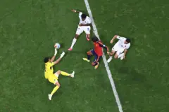 Vozinha defendendo uma bola da Espanha