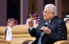 رئيس السلطة الفلسطينية محمود عباس يعرب عن مخاوفه من أن إسرائيل قد تخطط لترحيل سكان الضفة الغربية إلى الأردن بمجرد انتهاء حربها على غزة، وذلك خلال خطابه في المنتدى الاقتصادي العالمي في العاصمة السعودية الرياض 28 أبريل/نيسان 2024.