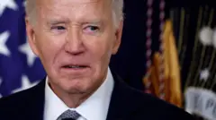 Ifoto ifatiwe bugufi igaragaza Joe Biden mu birori byo gutanga umudari wa Presidential Citizens Medal, ahazwi nka the East Room mu biro bya perezida w'Amerika bizwi nka White House, ku itariki ya 2 Mutarama (1) mu mwaka wa 2025, i Washington DC, muri Amerika. 