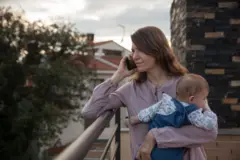 یوه مېرمنه ټیلفون کې خبرې کوي