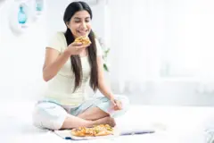 बिस्तर पर लेटकर खाना खाने से क्या नुकसान हो सकते हैं? जानिए फ़िट ज़िंदगी के इस एपिसोड में एक्सपर्ट्स की ज़ुबानी