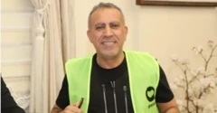 Haluk Levent üzerinde yeşil Ahbap yeleği ile poz veriyor
