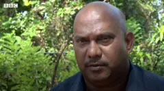''මම දවසක් හාඩ්වෙයාර් එකට යනකොට මුදලාලි ගෝලයට කිව්වා ඔන්න ඔය දොර වහපන් කියලා.''